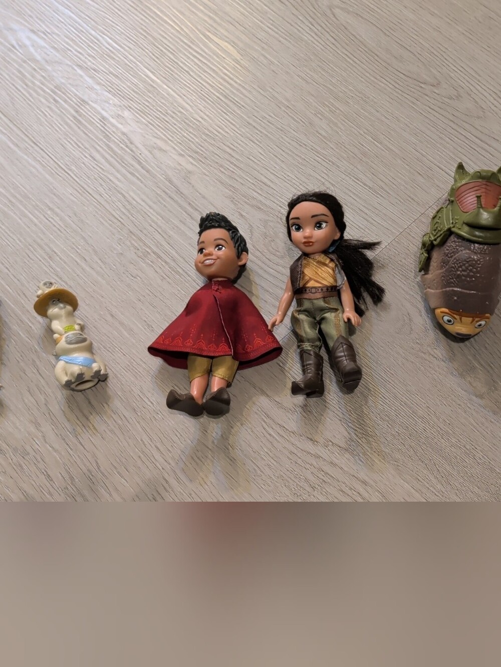 Disney Raya Mini Doll Set with Red Cape & Brown Outfit